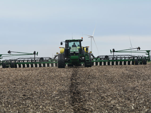 Mike Rausch of Paulina, Iowa, plants soybeans on April 26 with a 24-row John Deere DB 60 pulled by a John Deere 8335 RT tractor. (DTN/Progressive Farmer photo by Matthew Wilde)